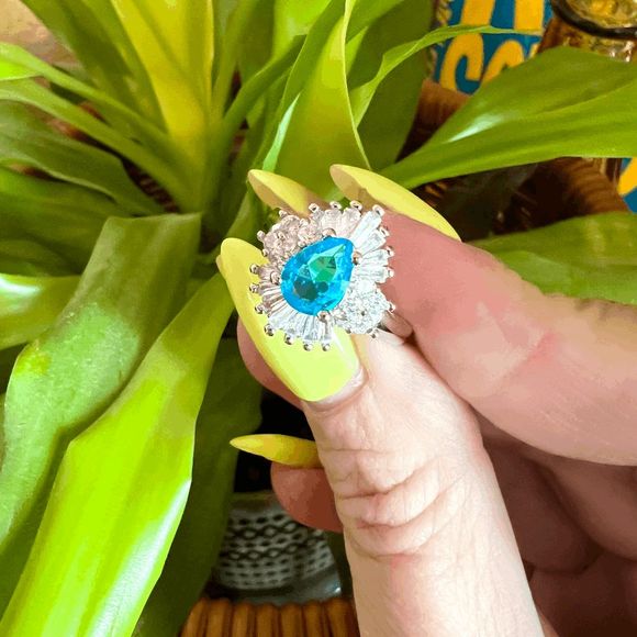 Heirloom Pear Cut Blue Topaz Cocktail Ring Size 8.25 - Picture 2 of 6